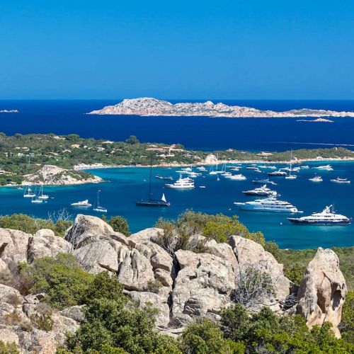 La baie de Cala di Volpe en Sardaigne avec des yachts de location de luxe  l'ancre