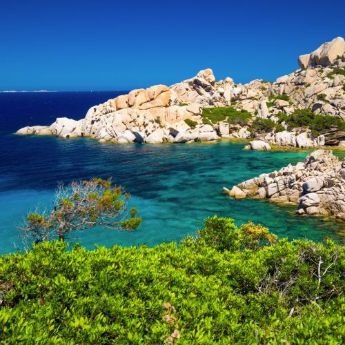 Formations rocheuses et eaux turquoise dans l'archipel de La Maddalena en Sardaigne