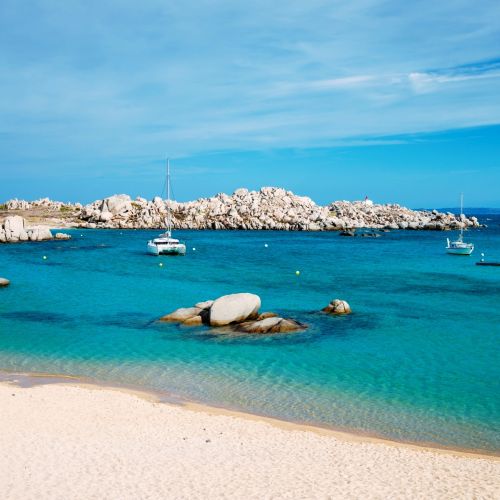 Cala Acciarino, la plus belle plage des les Lavezzi en Corse avec un catamaran  l'ancre