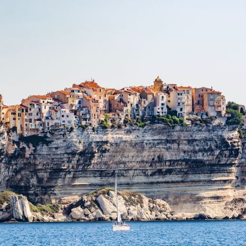 Les falaises et la ville de Bonifacio en Corse