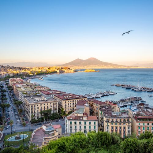 Vue panoramique sur la ville de Naples, le mont Vsuve et le golfe de Naples en Italie