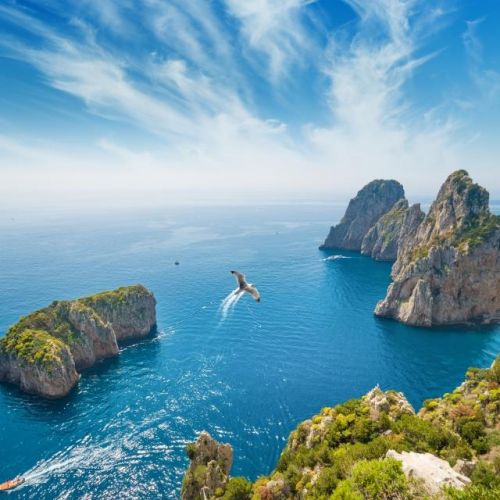 Panorama des rochers Faraglioni au large de l'le de Capri