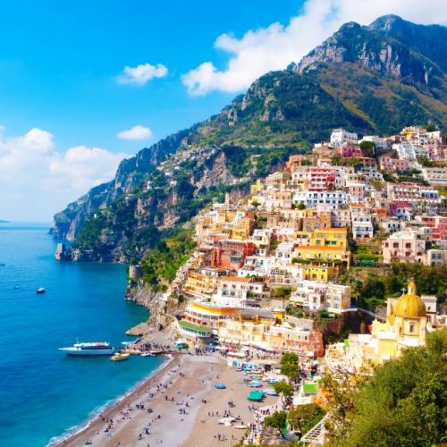 Le village color de Positano construit  flanc de colline