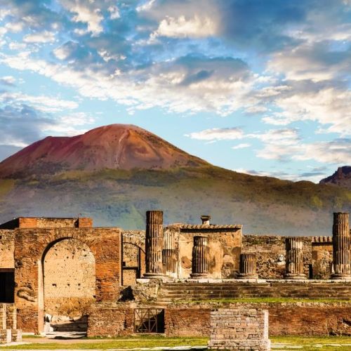 Les ruines du site historique de Pompi avec le Mont Vsuve