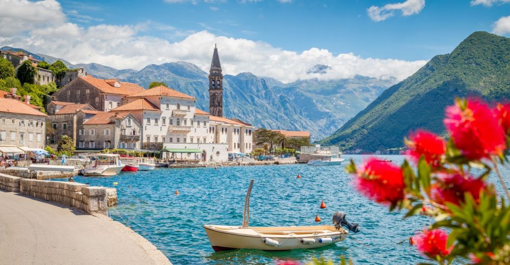 La ville ctire de Perast au Montenegro par une belle journe ensoleille avec des petits bateaux amarrs