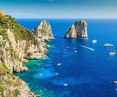 Les rochers Faraglioni de l'île de Capri 