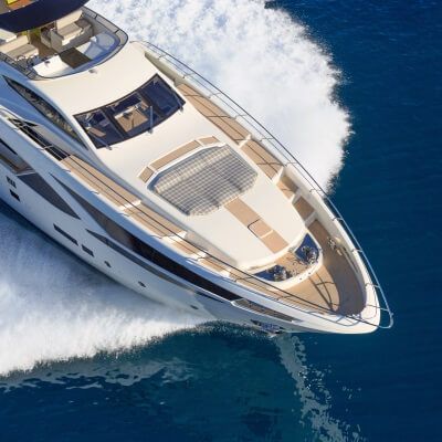 Vue aérienne d'un yacht de location de luxe